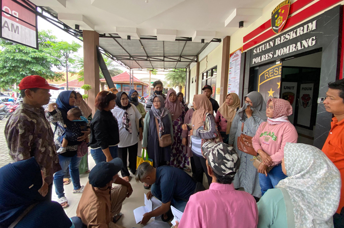Puluhan nasabah Al Kahfi saat melapor ke Polres Jombang.