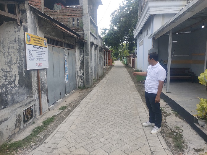 DUKUNG MOBILITAS WARGA: Muhammad Irvan Yunaidi Kaur Perencanaan Desa Kalikejambon menunjukkan lokasi pembangunan jalan lingkungan.