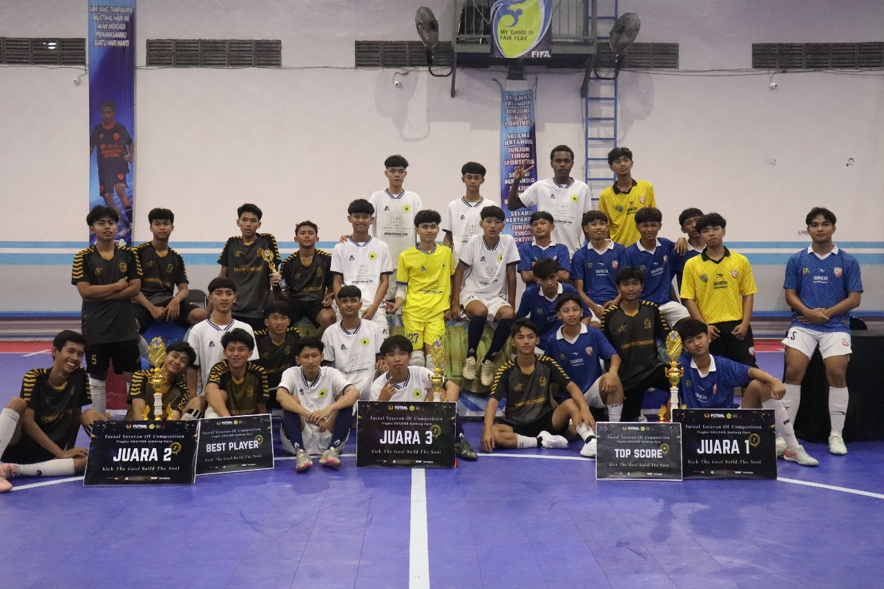 JAWARA: Tim juara dan peraih gelar individu turnamen futsal VOC 2025 di OFS Futsal Center, Desa Morosunggingan, Kecamatan Peterongan, Minggu (26/10).  &nbsp;