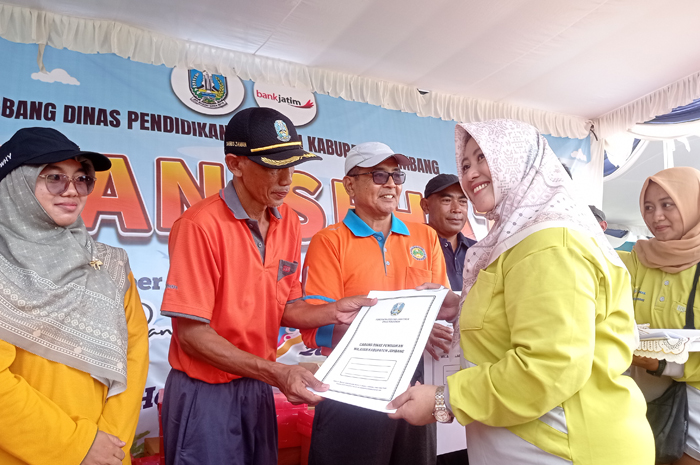 Plt Kepala Cabang Dinas Pendidikan Wilayah Jombang Pinky Hidayati bersama pemenang undian hadiah utama sepeda listrik dan lemari es.