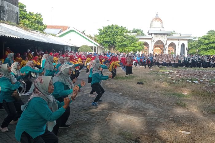 Guru TK yang tergabung dalam IGTKI PGRI Jombang mengikuti senam sebelum jalan sehat.