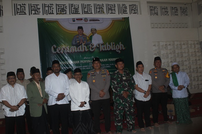 KOMPAK: Mbah Bolong, Kiai Mudzakkir, Kompol Yanuar, Staf Ahli Sudiro Setiono, Kepala Disnak M Saleh, Camat Bareng Usman, Danramil Kapten M Usman dan Kapolsek AKP Mustoib, Sabtu (29/11).&nbsp;