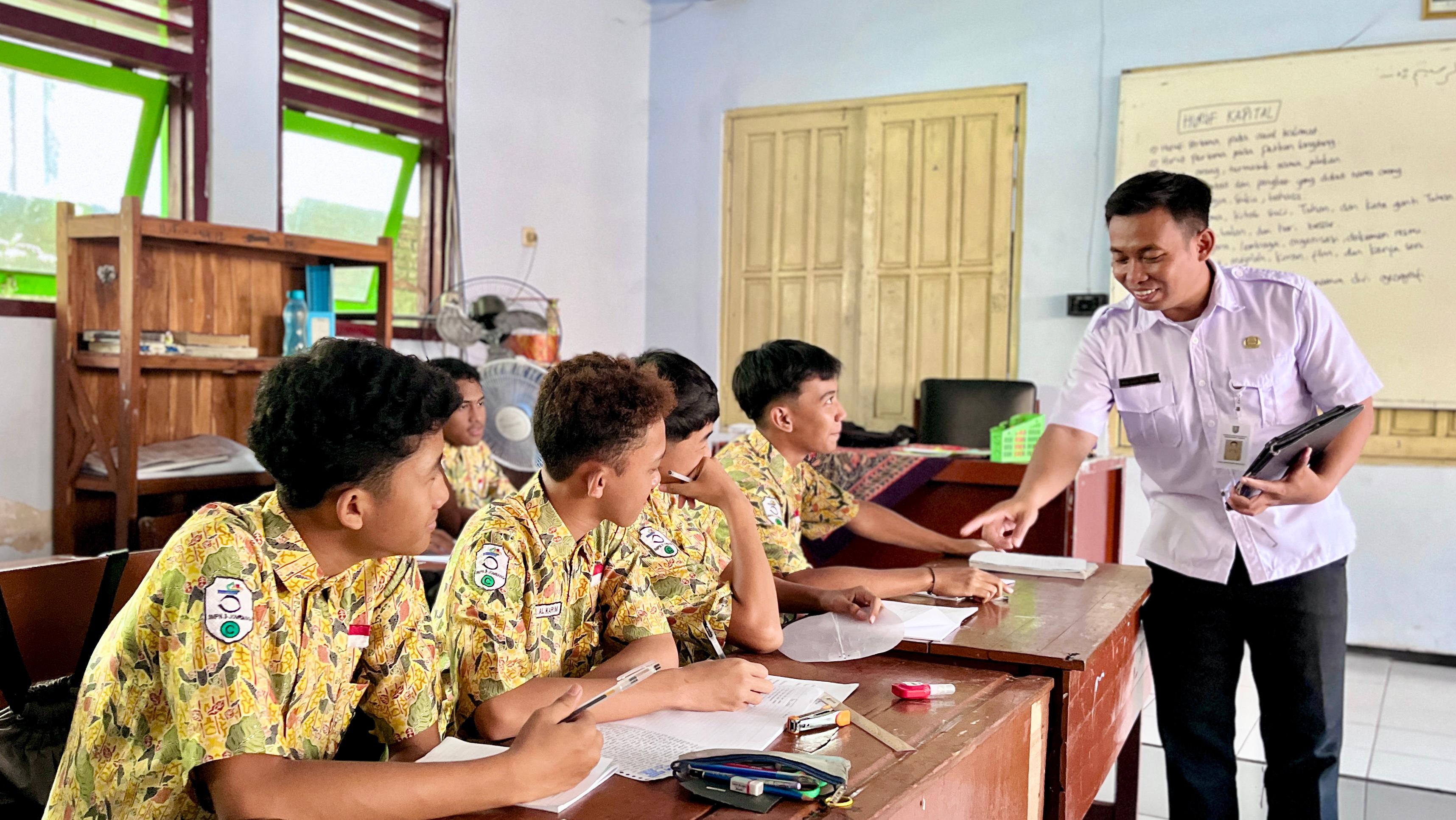 KREATIF: Qowiyudin Shofi, salah satu guru yang telah mengantongi sertifikat pendidik saat mengajar di SMPN 3 Jombang, &nbsp;(27/8).