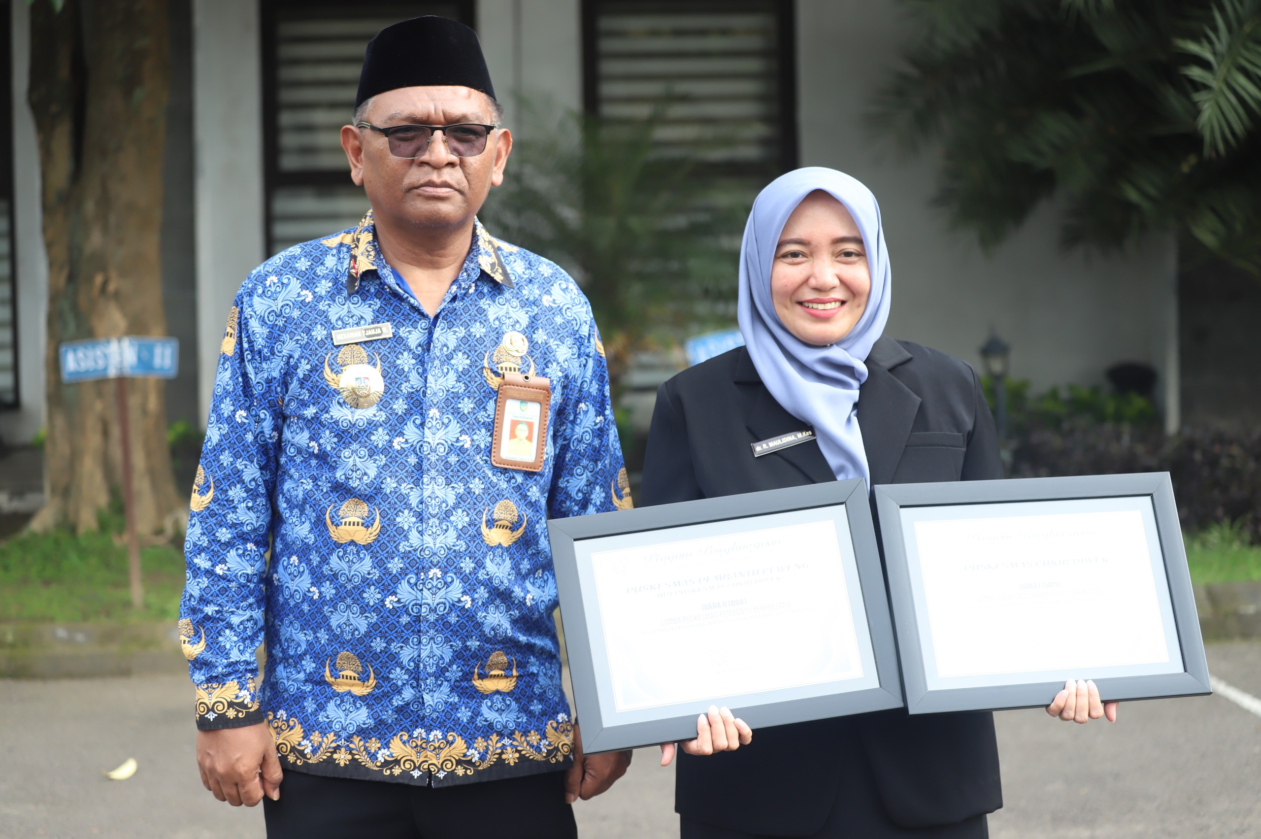 BERPRESTASI: Kepala Puskesmas Cukir, dr Rokhmah Maulidina MKes, menerima piagam penghargaan didampingi Kepala Dinkes Jombang dr Hexa Widjaja, Senin (1/12)