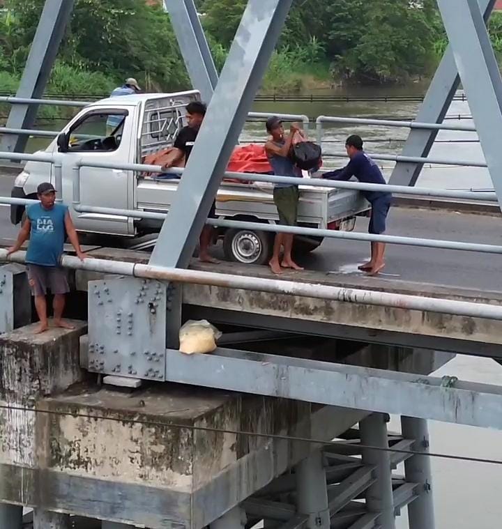 Aksi pembuangan limbah di Jembatan Sungai Brantas, Kecamatan Ploso, Kabupaten Jombang, Jawa Timur, kembali meresahkan warga.