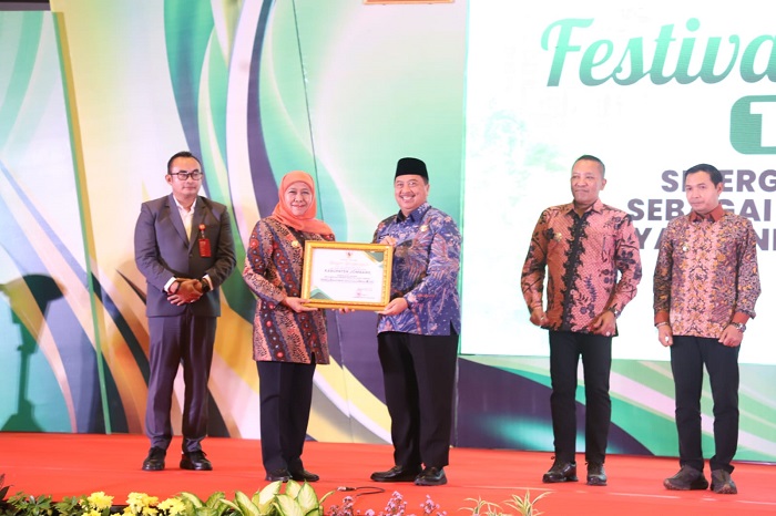 &nbsp;  APRESIASI: Gubernur Jawa Timur Khofifah Indar Parawansa menyerahkan penghargaan Bupati Jombang Warsubi, di Dyandra Convention Center Surabaya, Selasa (