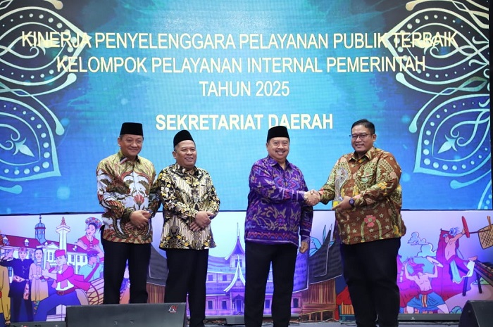 APRESIASI: Bupati Jombang, Warsubi, menyerahkan penghargaan kepada Asisten Administrasi Umum Setdakab Jombang, Syaiful Anwar ST ME, di Ballroom Mercure Su