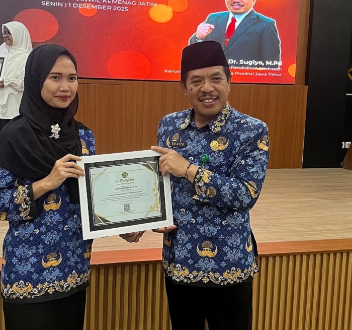 APRESIASI: Nining Nur Amalah, S.Pd Guru Tata Boga MAN 8 Jombang menerima penghargaan dari Dr sugio M.Pd Kabag Penma Kemenag Jatim, (1/12)