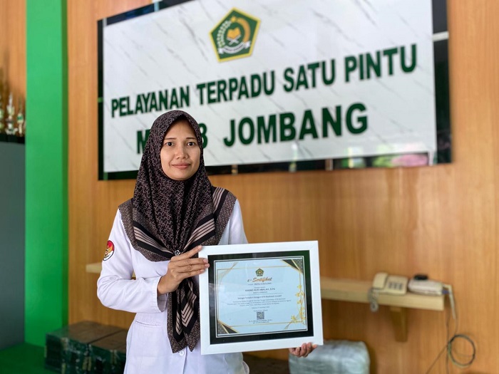 &nbsp;  PRESTASI: Nining Nur Amalah, S.Pd Guru Tata Boga MAN 8 Jombang saat menunjukkan piagamnya, kemarin (2/12).