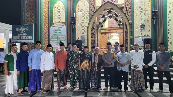 KOMPAK: Mbah Bolong, Kapolsek Kompol Yogas, bersama sejumlah tokoh usai tablig di Masjid Baitul Mukminin Desa Gambiran Kecamatan Mojoagung, Minggu (30/11)
