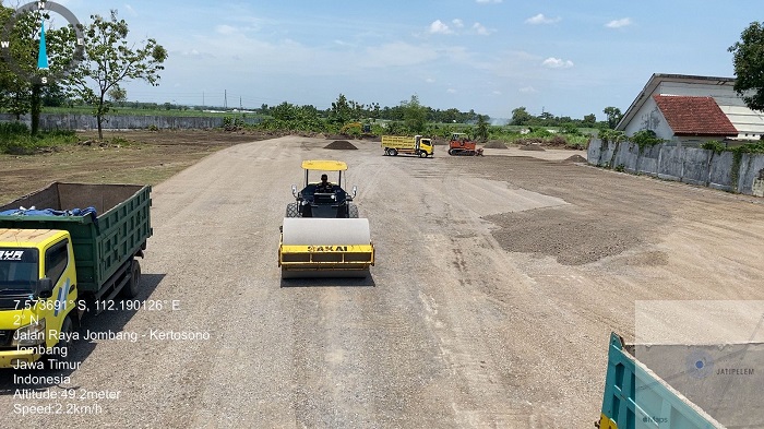 Dinas Perhubungan Jombang terus mengebut pengerjaan pengurukan dan penataan lahan pembangunan terminal barang di eks Balai Penyuluhan Pertanian (BPP) Perak