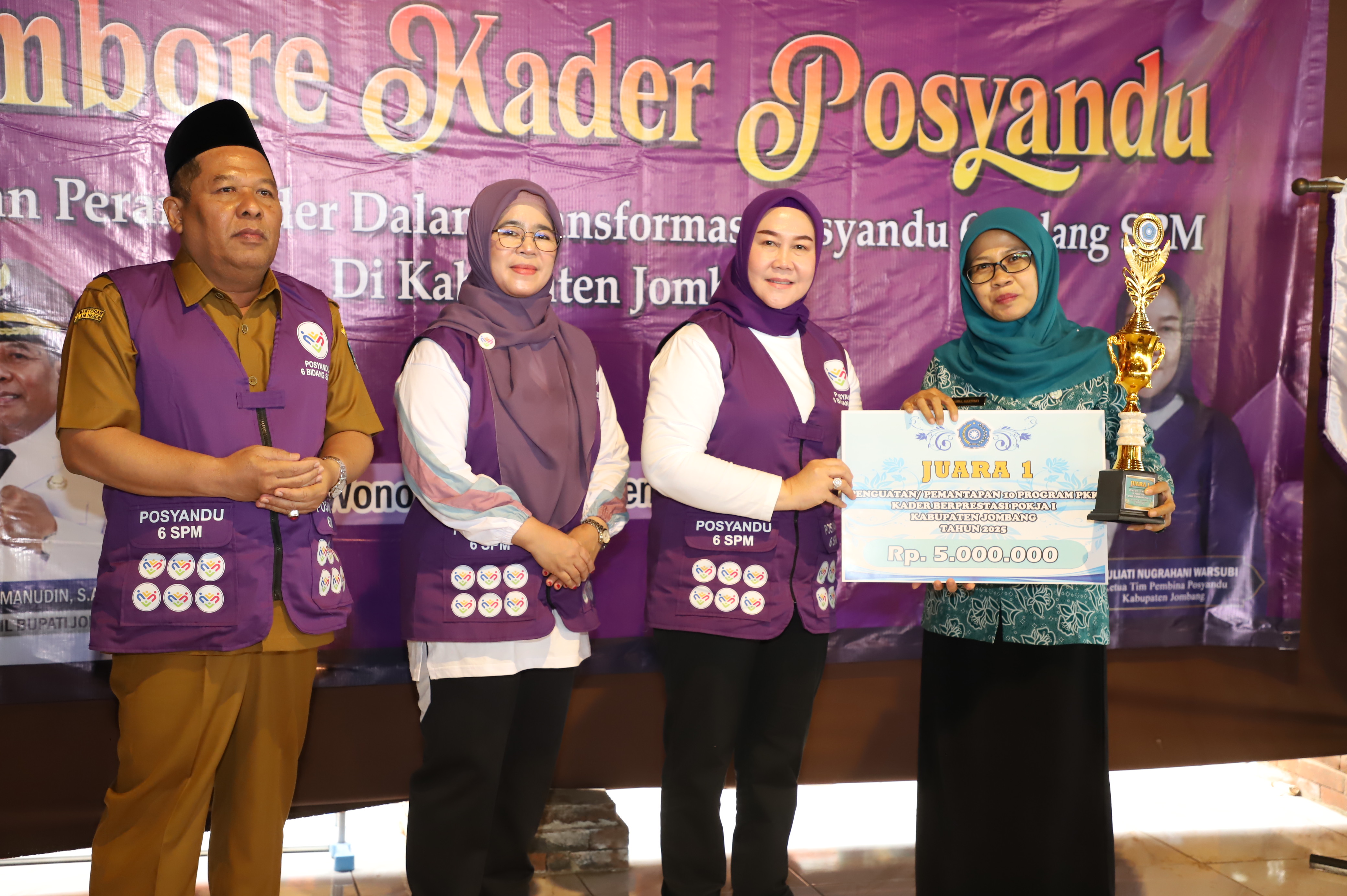 Ketua Tim Pembina Posyandu Kabupaten Jombang, Yuliati Nugrahani Warsubi memberikan penghargaan.