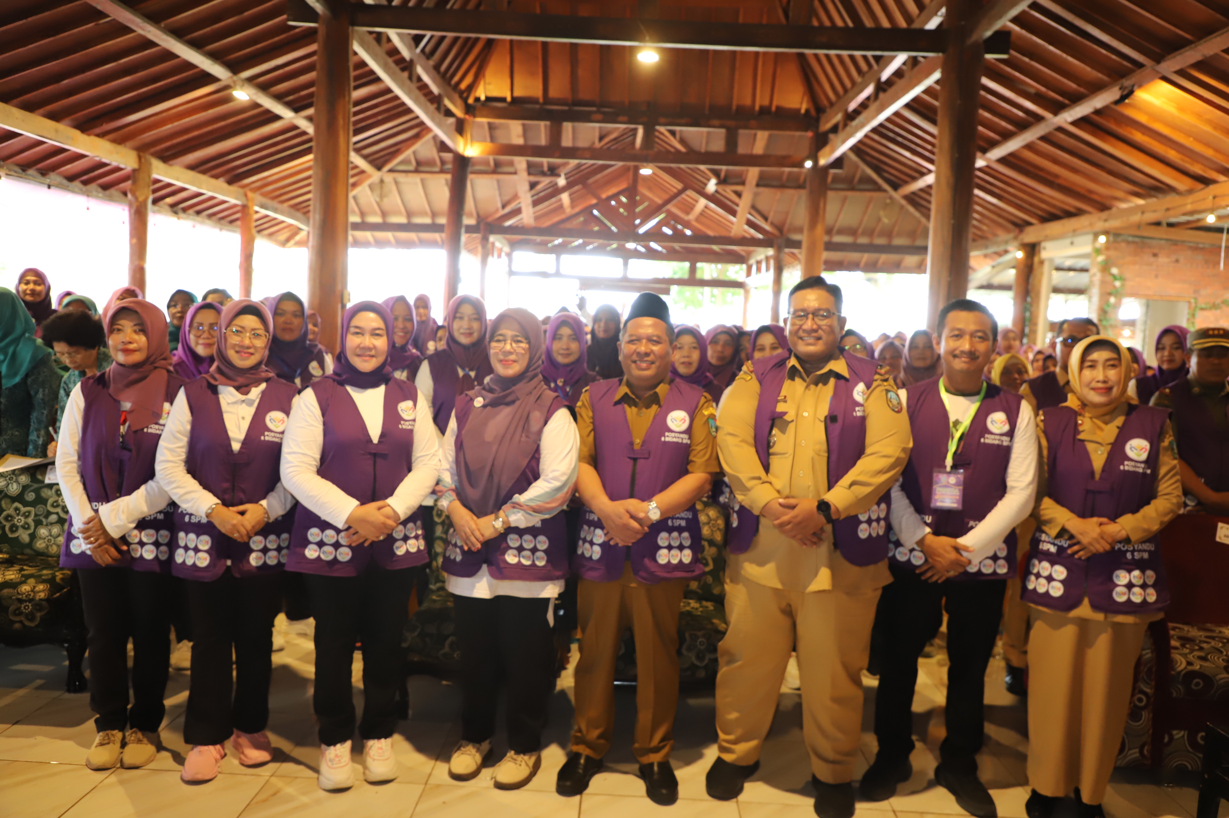 SEMANGAT: Seluruh tim pembina posyandu se-Kabupaten Jombang di Wonosalam, Selasa (2/12).