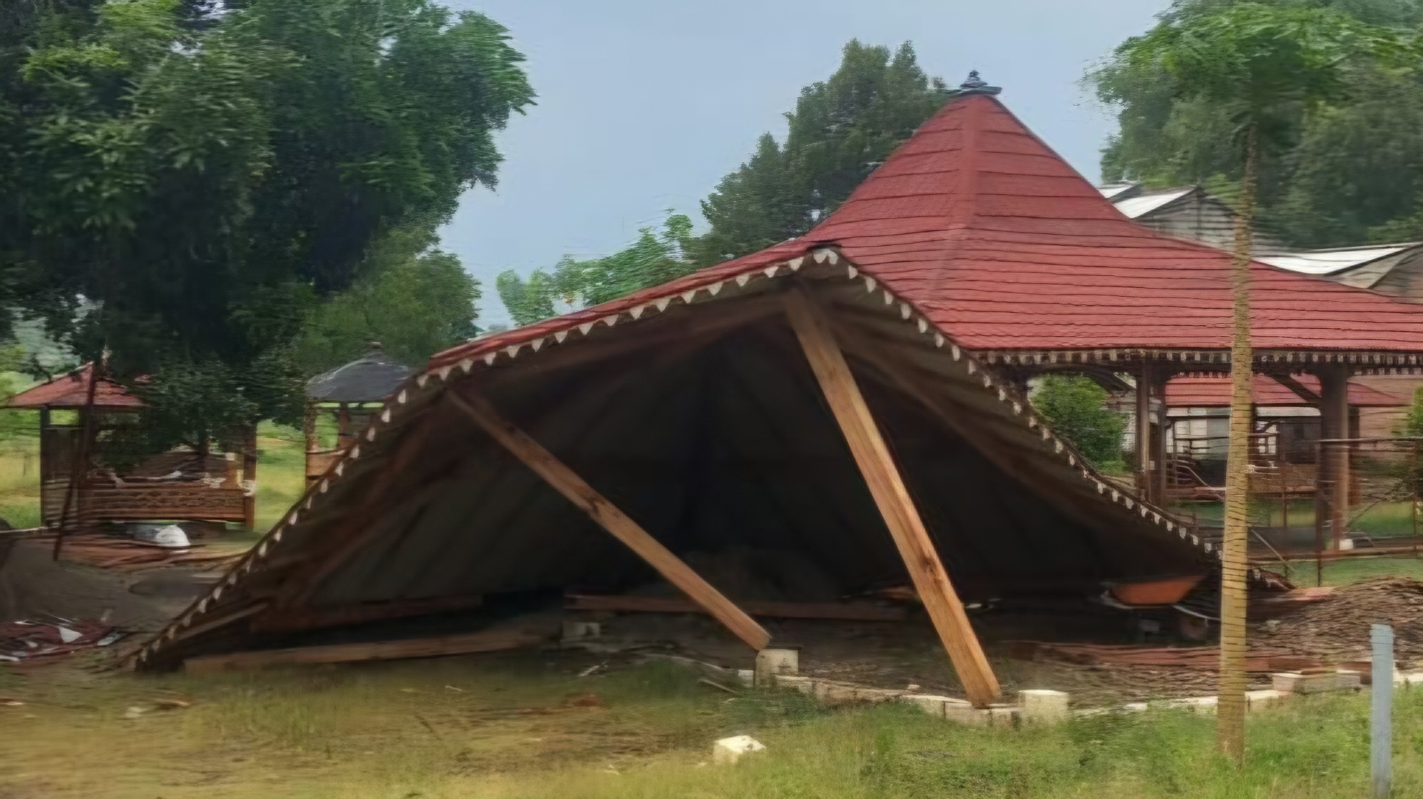 Gazebo di Dusun Ngrawannini ambruk akibat angin kencang dan menimpa pekerja