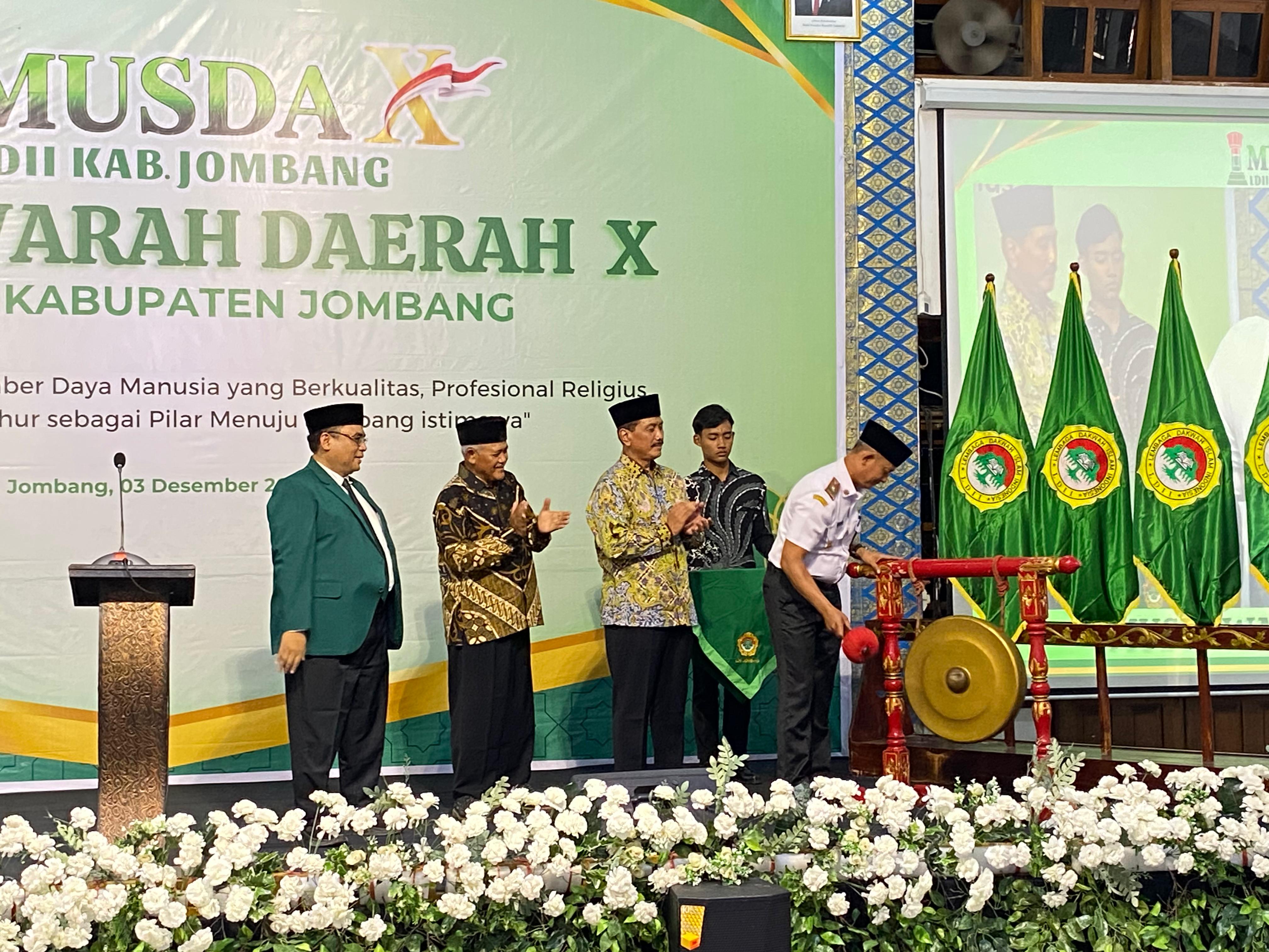 PEMBUKAAN: Bupati Jombang yang diwakilii Kepala Bakesbangpol, Budi Winarno, memukul gong tanda dimulainya Musda DPD LDII Jombang, Rabu (3/12).