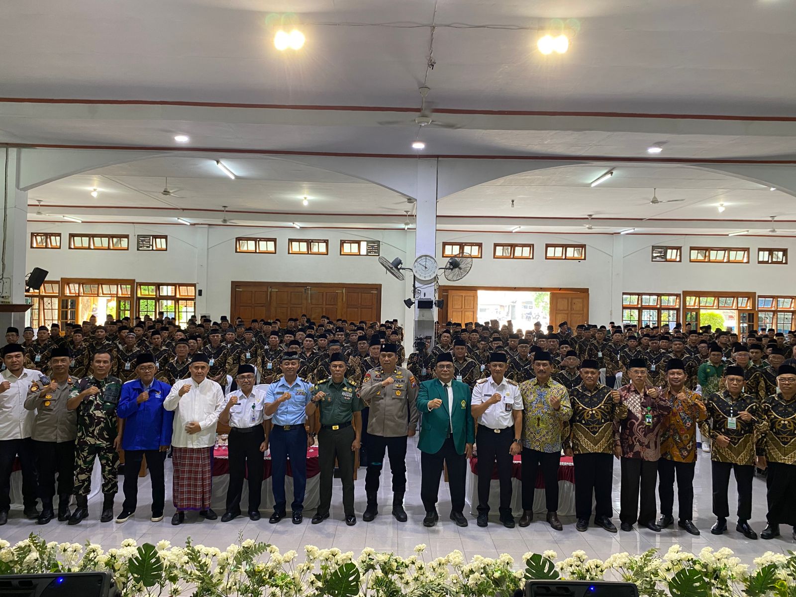 SINERGI: Ketua DPW LDII Jawa Timur, Ir H Moch Amrodji Konawi, didampingi Ketua DPD LDII Jombang, Drs Widodo MSi MPd, bersama tamu undangan di Aula Ponpes Gadingmangu, Kecamatan Perak, Rabu (3/12).