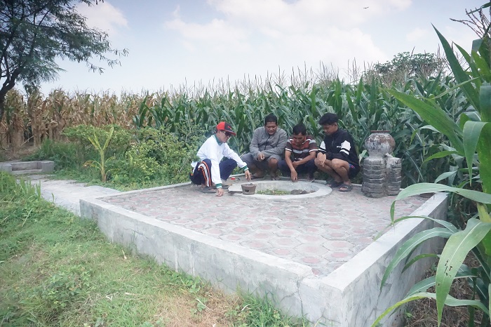 PENINGGALAN SEJARAH: Kepala Desa Watugaluh Feryanto bersama warga setempat saat menunjukkan lokasi Sumur Upas di Dusun/Desa Watugaluh.