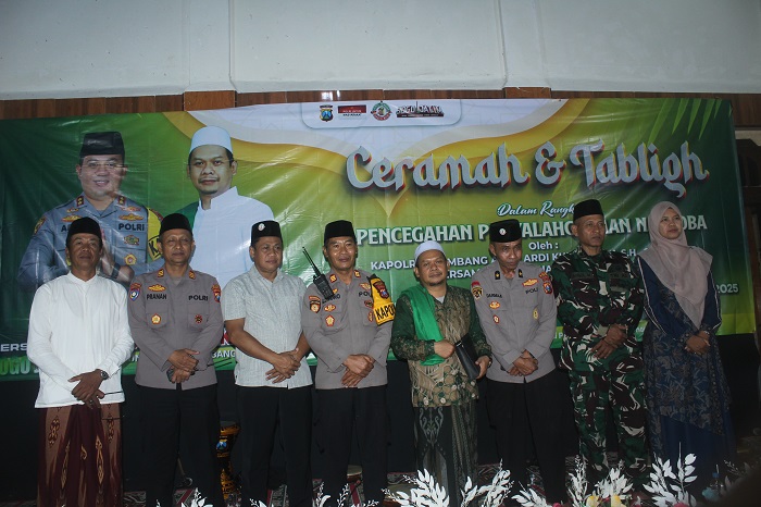 DARI KIRI: Kades Nurbata, AKP Pranan, Ipda Abdul Nasir, Kapolsek AKP Sartono, Mbah Bolong, Kabaglog Kompol Darmaji, Danramil Kapten Inf Samsul Maarif dan Camat Lia Apriliana saat tablig di Masjid