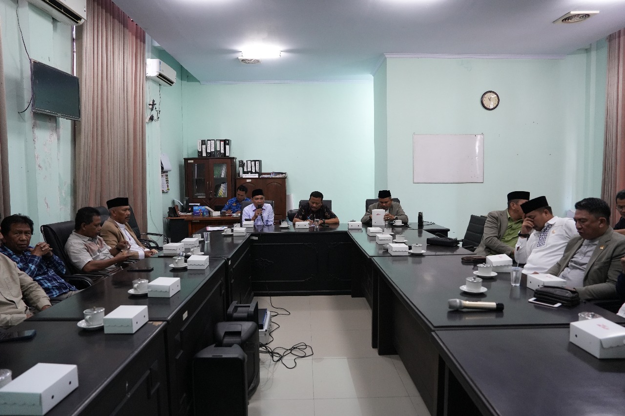 SERIUS: Rapat Dengar Pendapat (RDP) Komisi D bersama Disnaker, Selasa (2/12).  &nbsp;