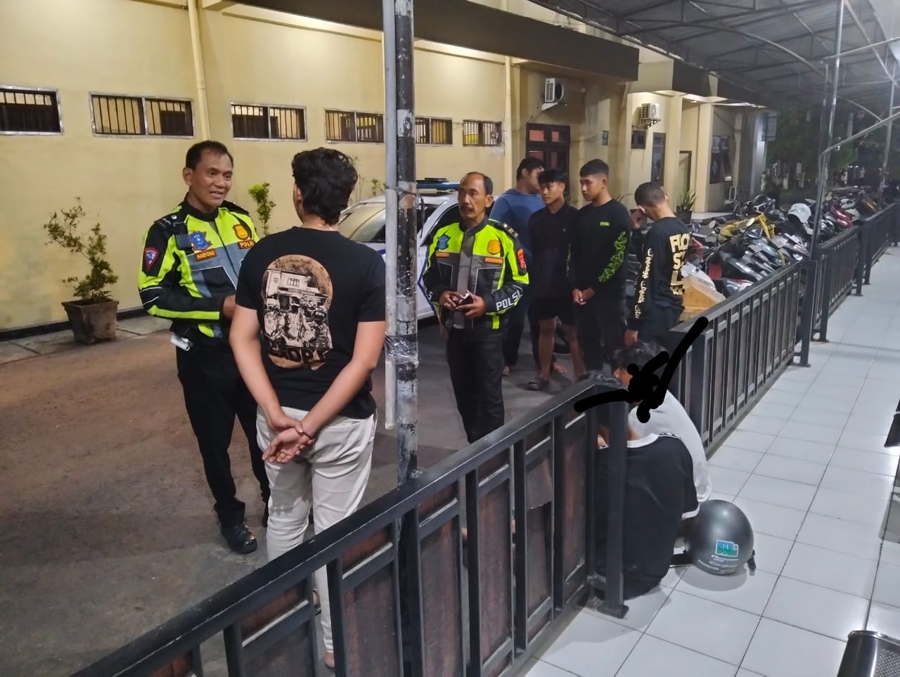 Polisi saat meringkus dua remaja asal Jombang yang jadi begal antar kota di Nganjuk