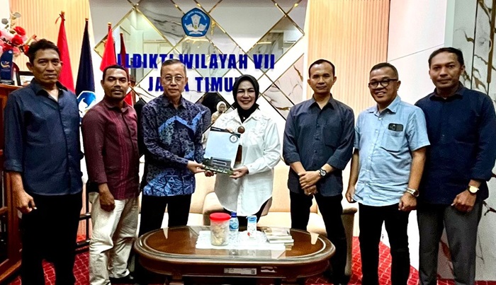 Ketua Dewan Pembina Yayasan ABN, Yusron Aminulloh saat mendaftarkan ABN ke LLDIKTI Jatim