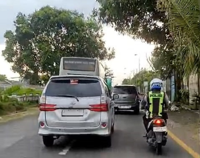 Aksi kejar-kejaran mewarnai penindakan yang dilakukan anggota Satlantas Polres Jombang setelah mendapati sebuah Toyota Avanza silver berpelat nomor mencurigakan di Jalan Basuki Rahmat, Jombang, Jumat