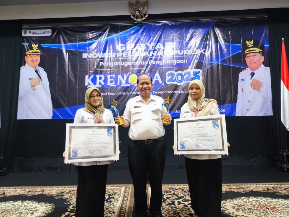 &nbsp;  APRESIASI: Direktur RSUD Ploso, dr. Muhammad Vidya Buana, MH usai menerima penghargaan di ajang (Krenova) 2025, Rabu (3/12).  &nbsp;  &nbsp;