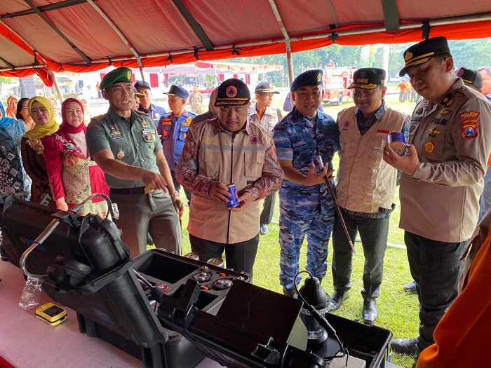 CEK KESIAPAN: Bupati Warsubi saat memantau kesiapan SDM dan alat usai memimpin apel siaga bencana bersama forkopimda di Alun-alun Jombang kemarin (4/12