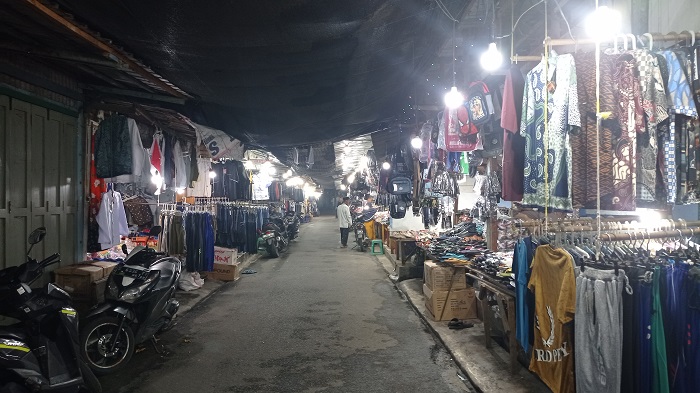 MULAI REDUP: Pedagang Pasar Senggol Bhayangkara di Jl Melati, Jombang tengah duduk menunggu pembeli
