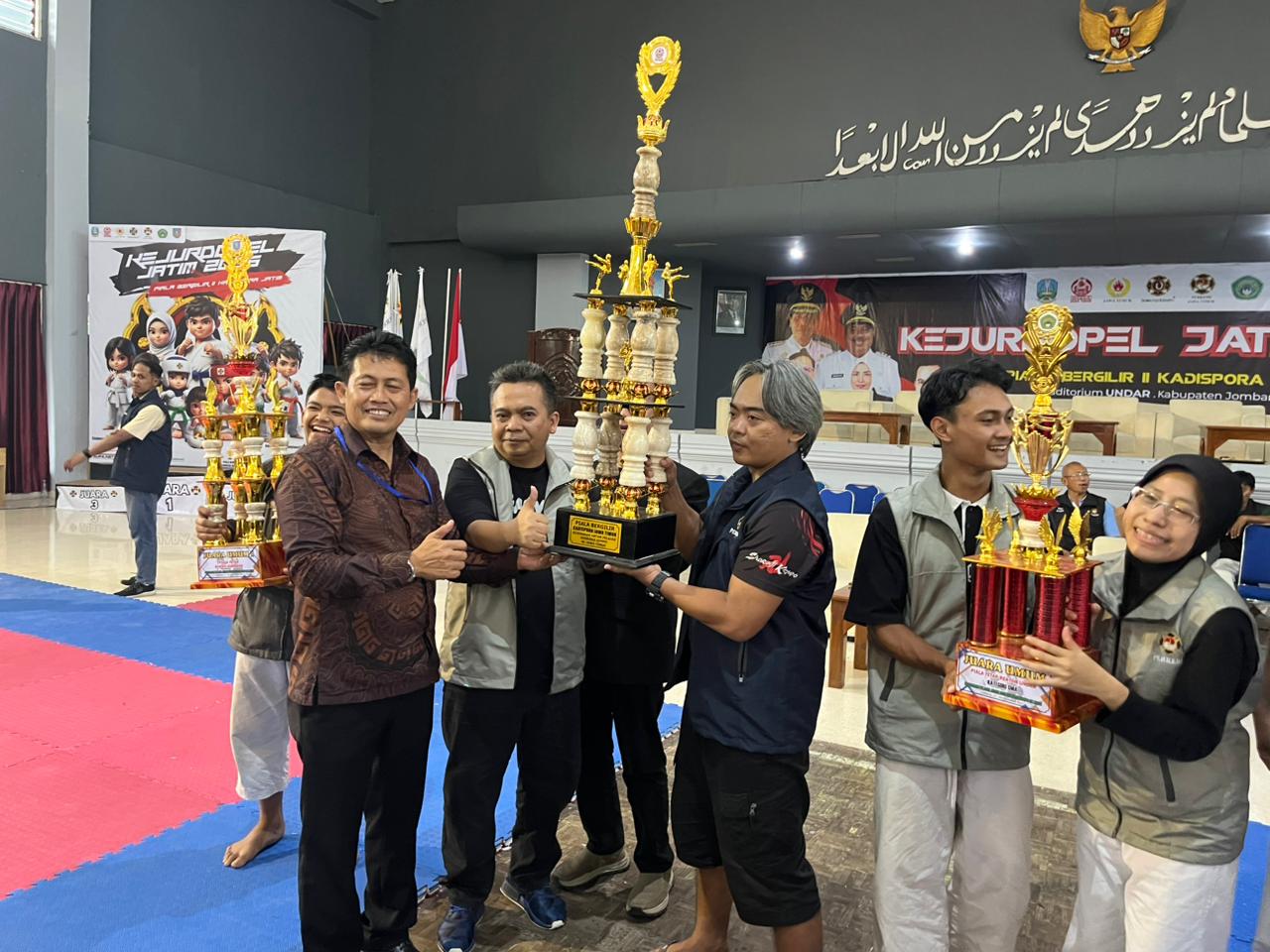 TELADAN: Wakil Ketua DPRD Jombang, HM Syarif Hidayatullah ST MMT (Gus Sentot), membawa trofi juara umum Kejurda Shorinji Kempo Jatim di Auditorium Undar Jombang (30/11).