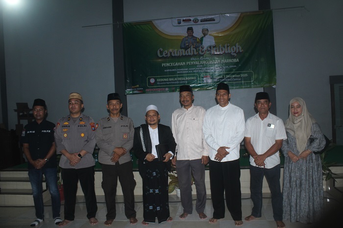 KOMPAK: Kabag Ops Kompol Syarlis, Mbah Bolong, Sekcam Tri Kuncoro serta Kades Ngoro, Nur Maslihah dan suaminya, Edy, saat tablig di Gedung Balai Desa/Kecamatan Ngoro, Selasa (2/12).  &nbsp;