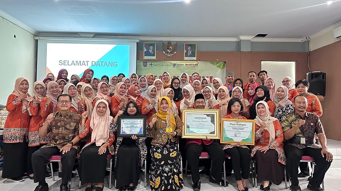 KREATIF: Kepala Puskesmas Mojowarno, Sri Wahyuningsih MGizi bersama seluruh tim Puskesmas Mojowarno, kemarin.