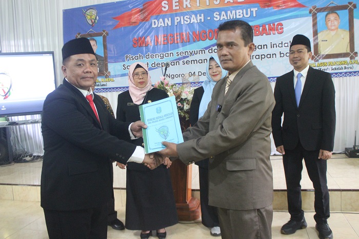 KHIDMAT: Prosesi serah terima jabatan kepala SMAN Ngoro