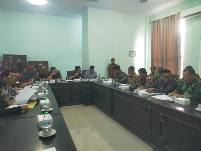 SERIUS: Komisi C DPRD Jombang menggelar rapat dengar pendapat dengan Dinas Perkim, &nbsp;Kamis (4/12).  &nbsp;