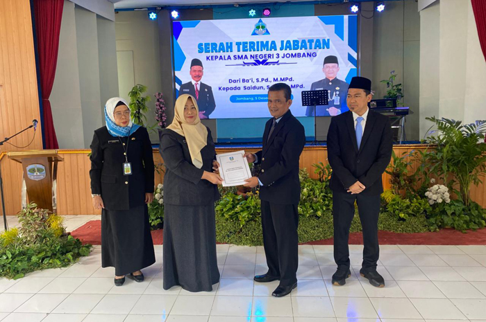 KHIDMAT: Prosesi serah terima jabatan kepala SMAN 3 Jombang dari Ba&rsquo;i kepada Saidun, kemarin