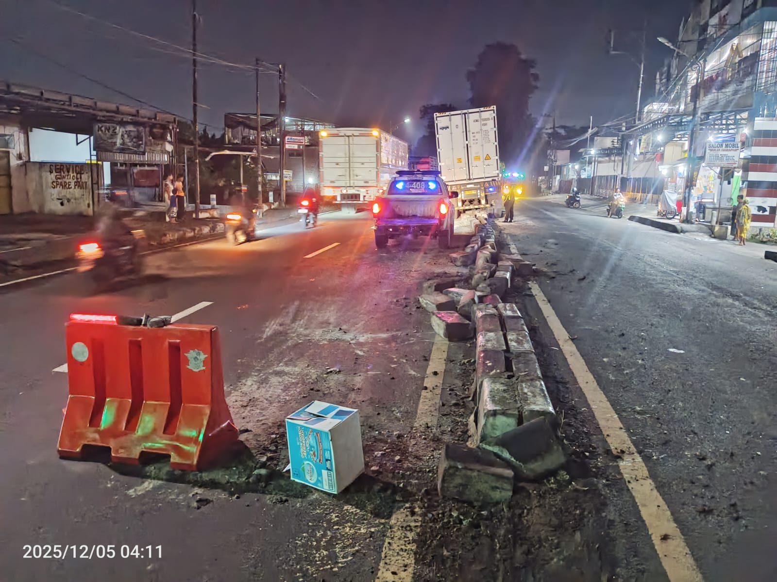Dua kendaraan truk oleng dan naik ke median jalan, Jumat (5/12). Beruntung tidak ada korban jiwa dari insiden kecelakaan. Petugas harus bekerja keras mengevakuasi kendaraan.