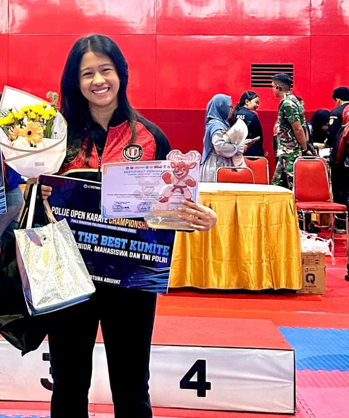 JAGOAN: &nbsp;Salsabila Erika Kanasawa meraih tiga emas dan best of the best Polije Open Karate Championship IV Piala Direktur Politeknik Negeri Jember, Minggu (30/11).  &nbsp;