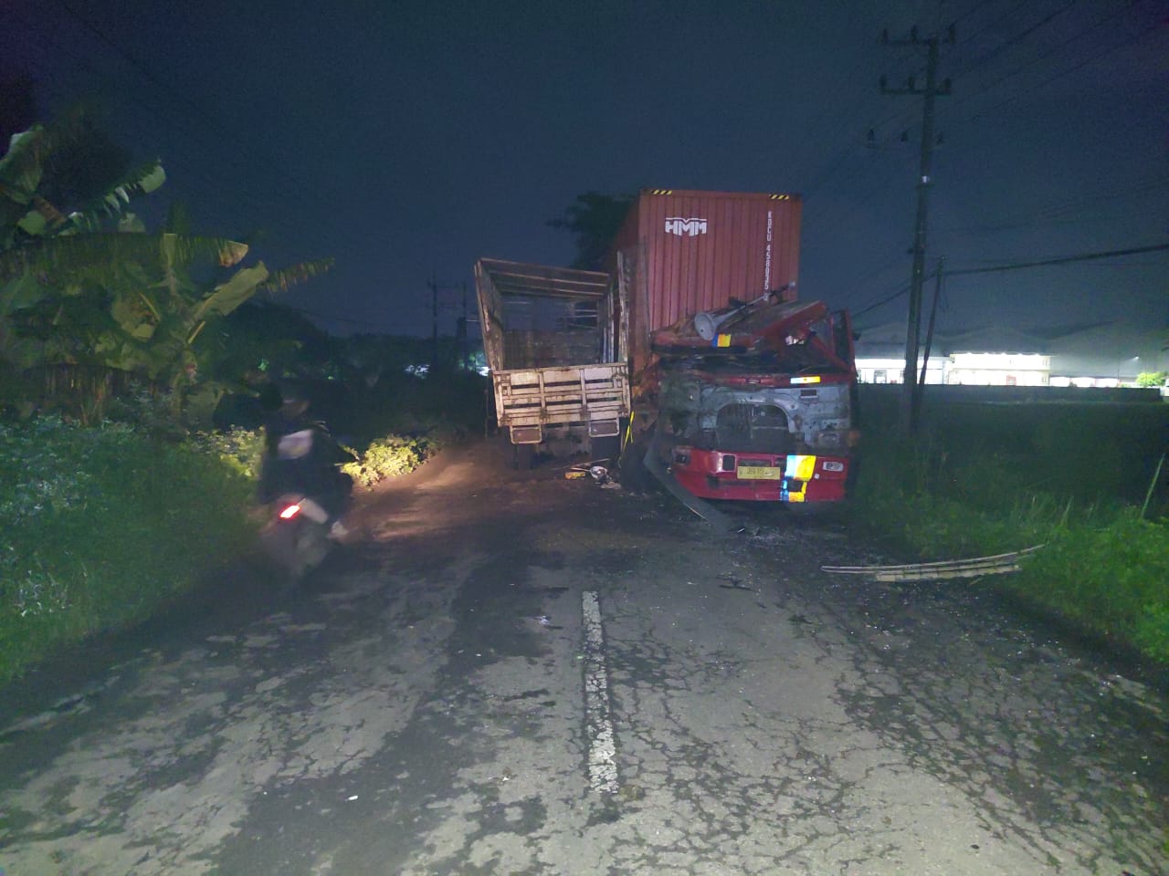 Dua truk beradu banteng di Jalan Raya Desa Rejoslamet, Kecamatan Mojowarno, Sabtu (6/12) dini hari.