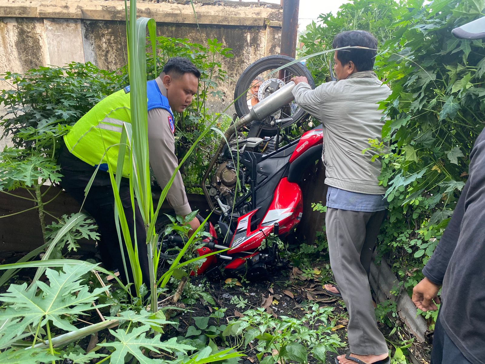 Kecelakaan tunggal terjadi di Jalan Raya Desa Tanggalrejo, Kecamatan Mojoagung, Jombang Minggu (7/12) pagi.