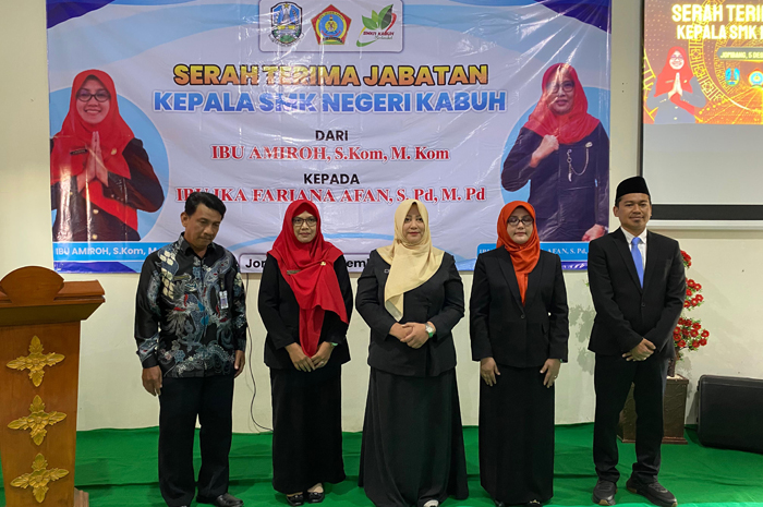 KHIDMAT: Prosesi serah terima jabatan kepala SMKN Kabuh, Jumat (5/12).
