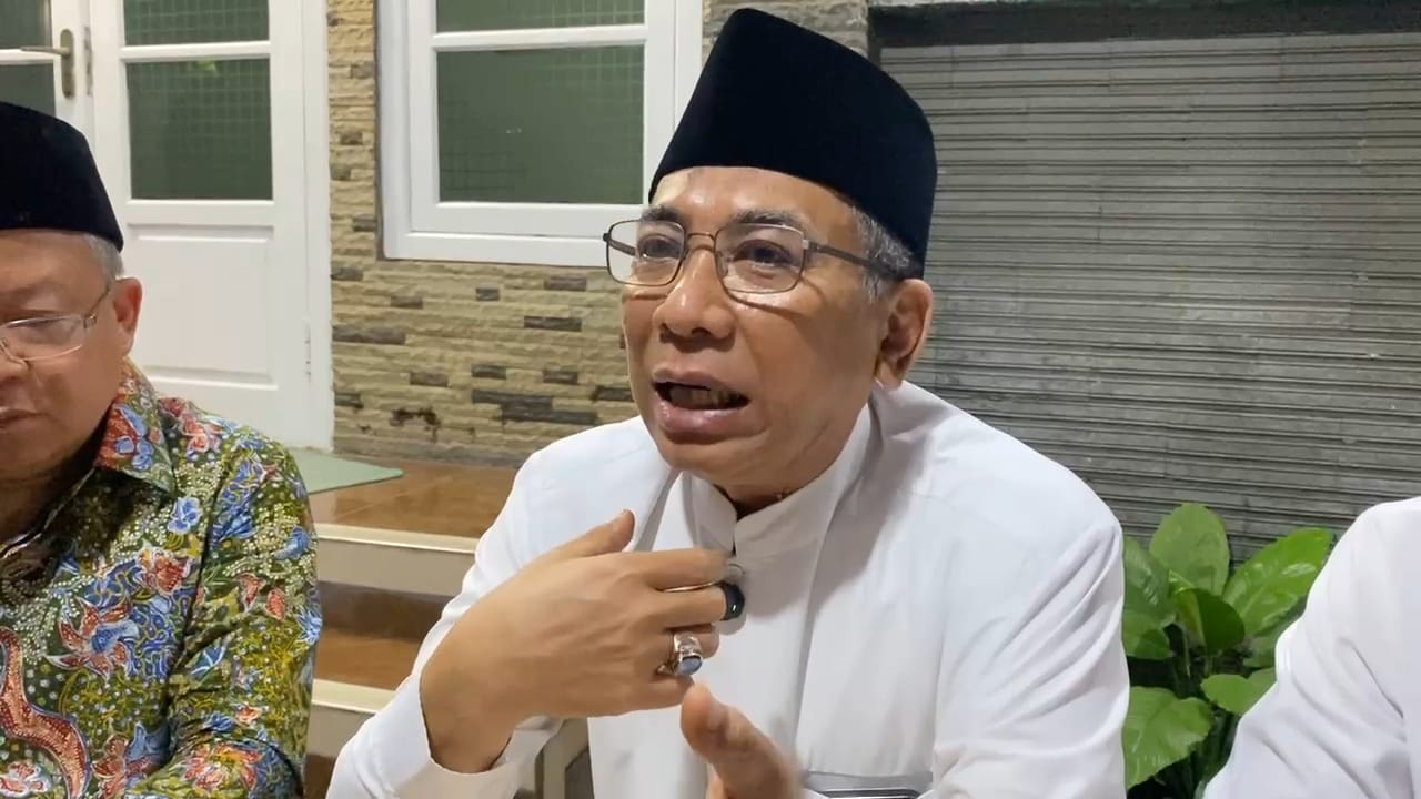 &nbsp;  TEGAS: KH Yahya Cholil Staquf usai bertemu para kiai dan mustasyar NU di Pesantren Tebuireng, Sabtu (6/12) petang.
