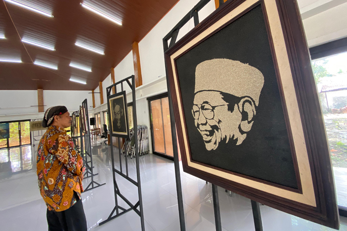 &nbsp;  UNIK: Lukisan pasir karya M Akhyak yang dipamerkan di Aula Terbuka Dinas Pendidikan Kabupaten Jombang, kemarin (7/12)  &nbsp;  &nbsp;