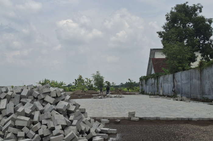 &nbsp;  DIKEBUT: Pekerja proyek memasang paving di eks BPP Perak untuk Terminal Barang, Sabtu (6/12).   &nbsp;