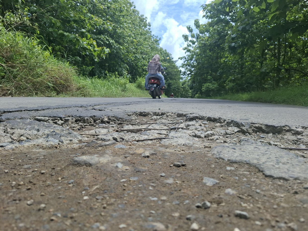 Kondisi jalan cor beton di Jalur alternatif Jombang-Lamongan yang rusak parah