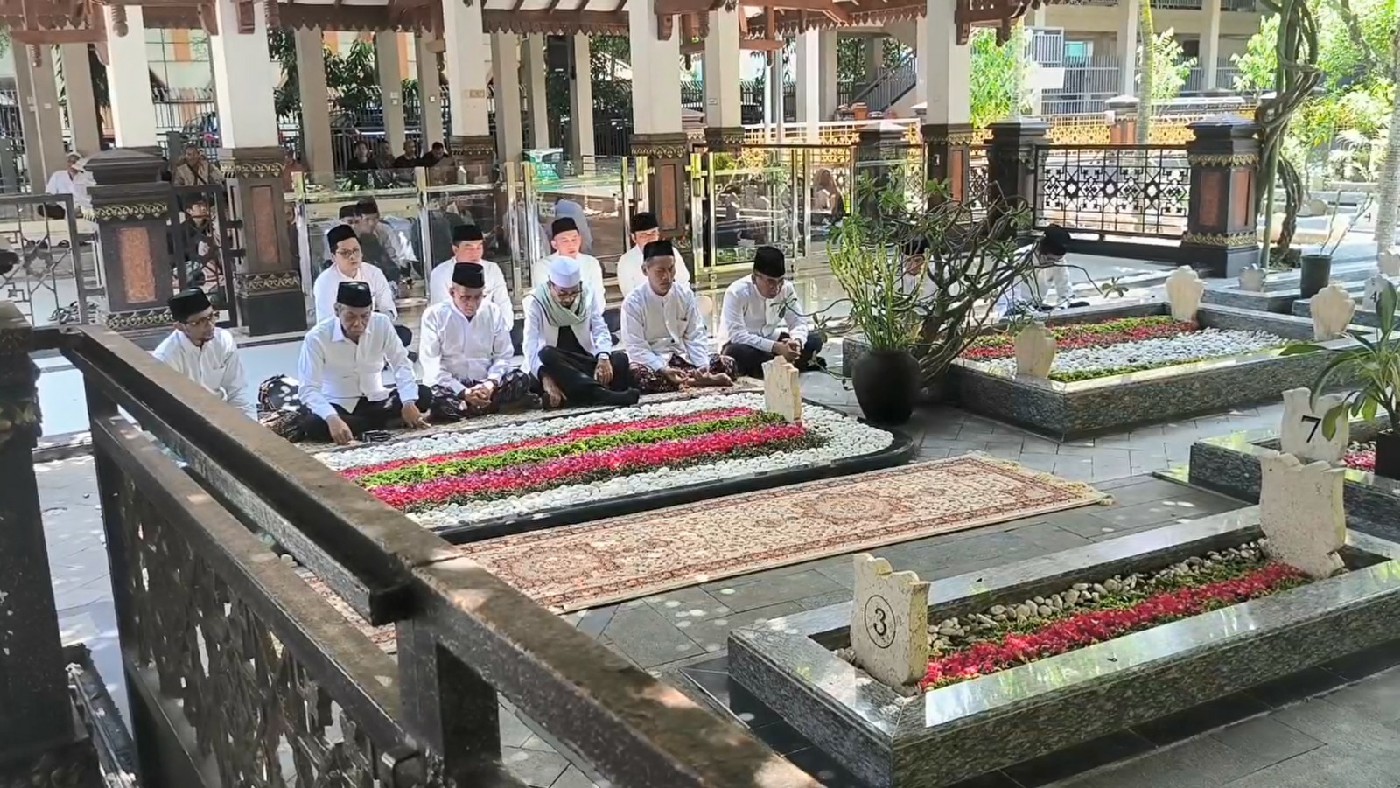 KH Yahya Cholil Staquf bersama rombongannya ziarah ke makam masyayikh Tebuireng (6/12)