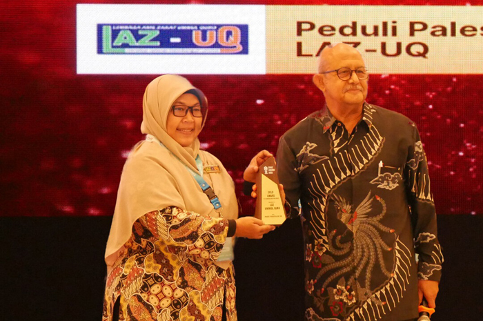 APRESIASI: Ima Rusmawati Direktur LAZ Ummul Quro saat menerima penghargaan Zakat Award 2025 langsung dari dr. A. Samhari Baswedan, MPA Ketua Dewan Juri di puncak CEO Forum Jakarta, (3/12) lalu.