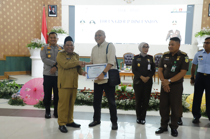 &nbsp;  DIKUKUHKAN: Wabup Jombang M. Salmanudin mengukuhkan Penyuluh Antikorupsi, Senin (8/12).