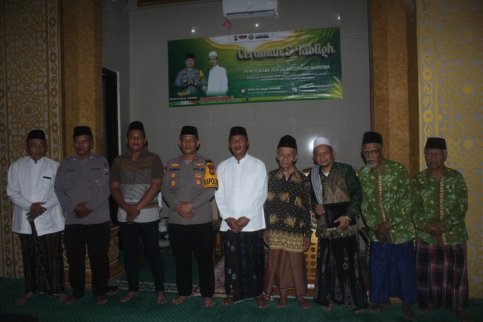 TELADAN: Ketua Yayasan H Budi, Kapolsek Iptu Zaenal Abidin, Kades M Sony, Ipda Ismail, Mbah Bolong, Rois Syuriyah MWCNU, KH Asmui Karim, di Masjid Bani Usman, Pucangsimo, Bandarkedungmulyo, Sabtu (6/1