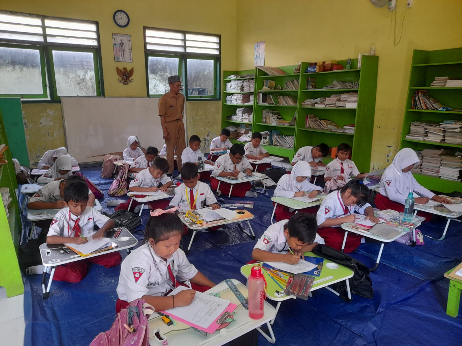 SEMANGAT: Guru mulok, Ismawan, saat mengajar di SDN Jombang 2, kemarin (8/12).  &nbsp;