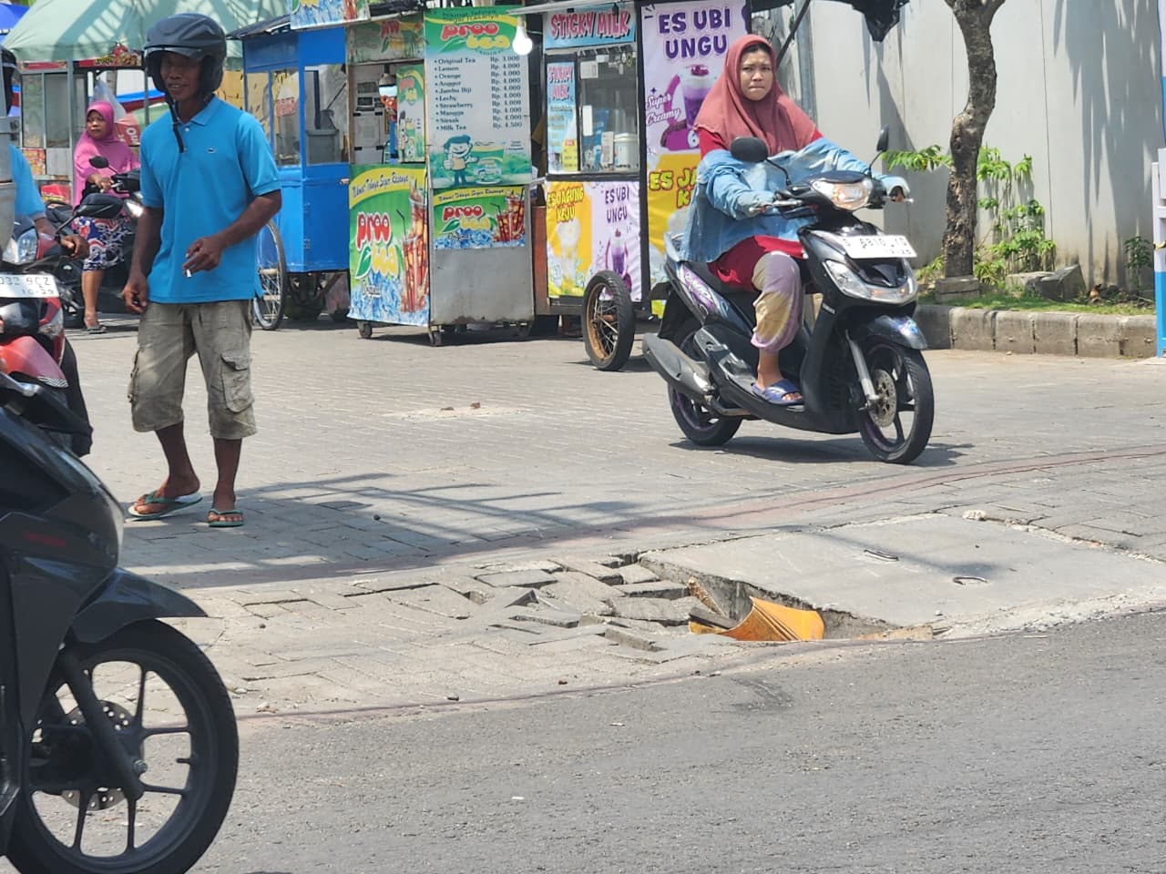 BAHAYA: Kondisi paving di pintu masuk Sentra PKL Jalan KH Ahmad Dahlan yang rusak, kemarin.  &nbsp;